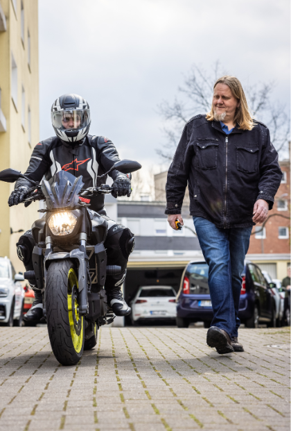 Olaf Walkowiak neben seinem Motorrad